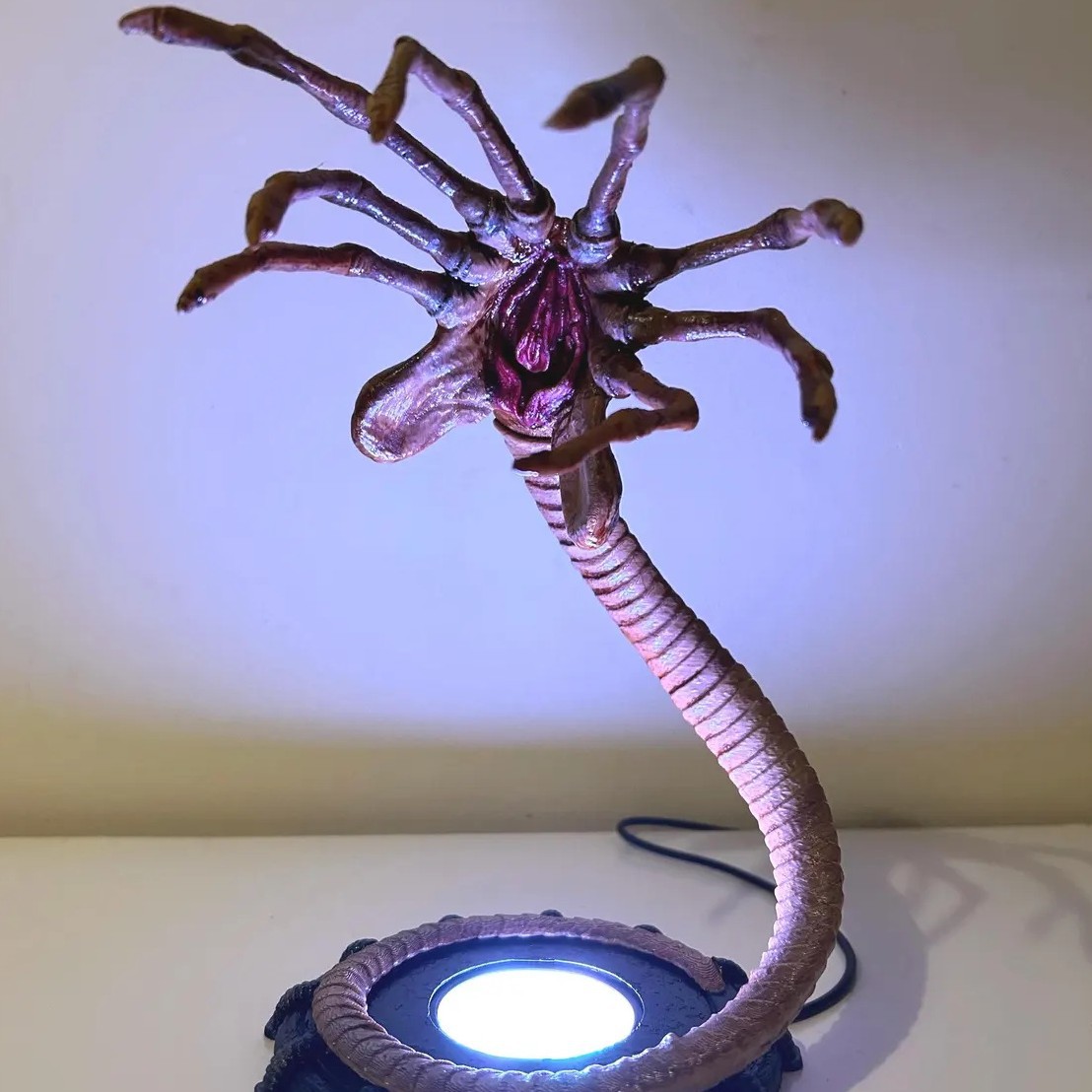 Alien Facehugger Lamp Nightlig - Home Lighting And Decor のレビューと価格